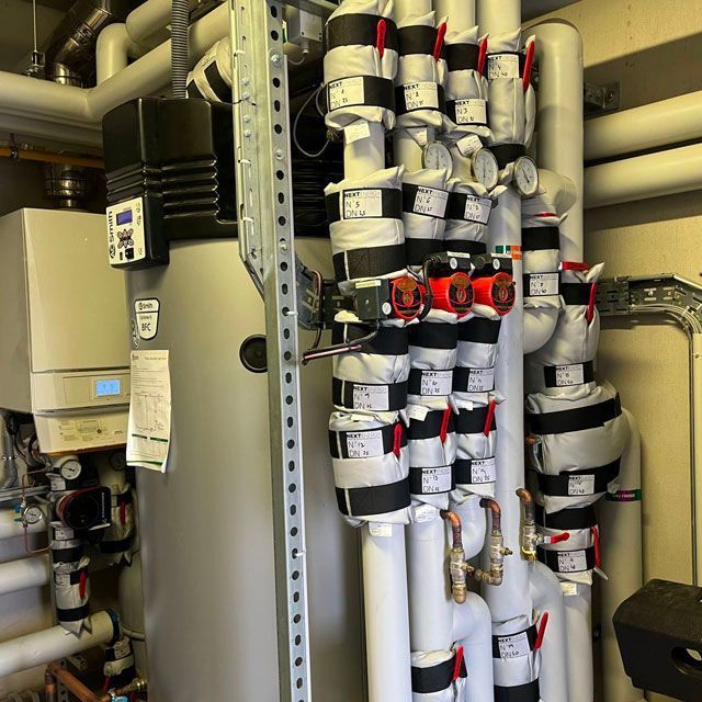 Chaudière imposante avec un grand nombre de tuyaux protégés et reliés entre eux