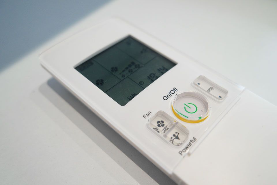 Télécommande pour régler la température du climatiseur réversible