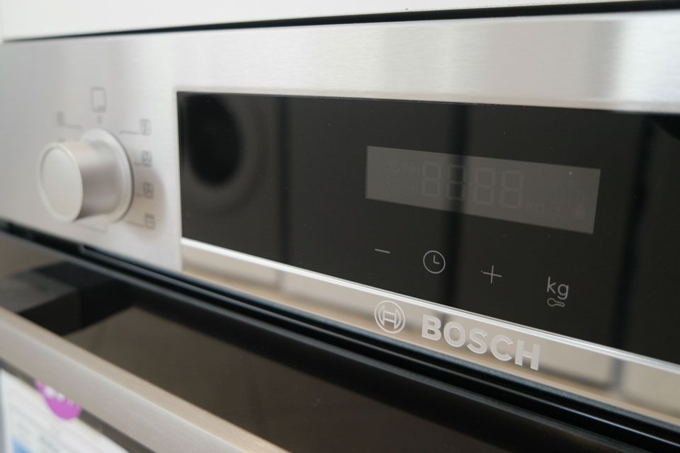 Four de cuisine de la marque Bosch en exposition à la boutique de Jard sur Mer