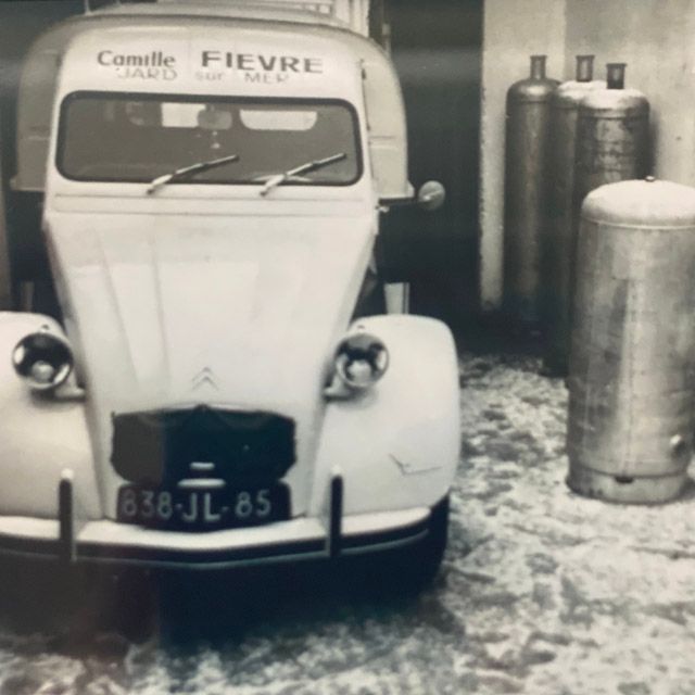 Photo historique de la voiture de dépannage du plombier Camille à Jard sur Mer