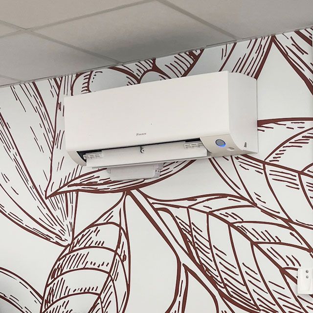 Installation et intégration esthétique d'une climatisation dans une boulangerie pâtisserie à Saint Vincent sur Jard en Vendée par l'entreprise Fièvre