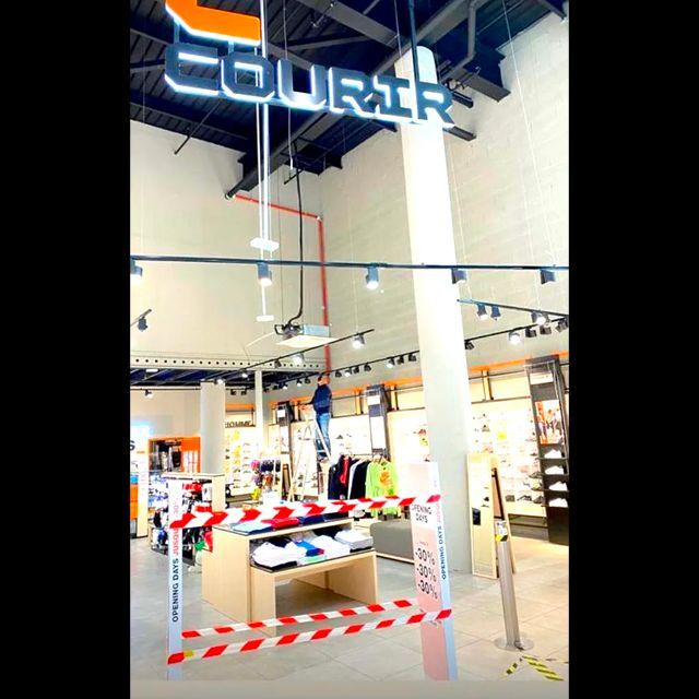 Le climaticien FIEVRE Frères installe le système de climatisation en hauteur dans la boutique d'un centre commercial aux Sables d'Olonne.