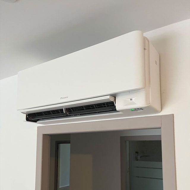 Installation d'une climatisation Daikin performante au dessus d'une porte dans une maison de particulier à Jard sur Mer par Fièvre Frères