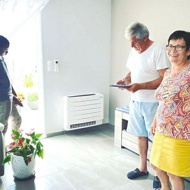 Clients heureux après l'installation et la mise en service de la PAC Console par les techniciens de FIEVRE Frères.
