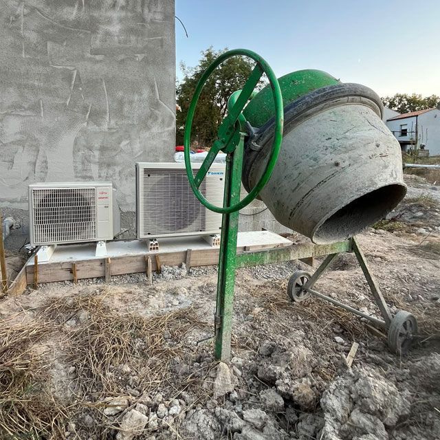 Travaux d'installation du groupe extérieur d'une pompe à chaleur dans une maison neuve d'un particulier à Poiroux par l'entreprise Fièvre