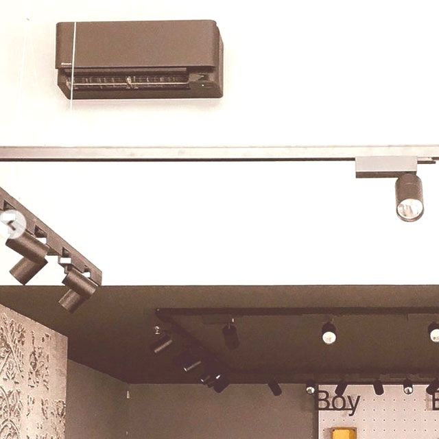 Installation climatiseur mural au design noir dans une boutique des Sables d'Olonne par FIEVRE Frères.