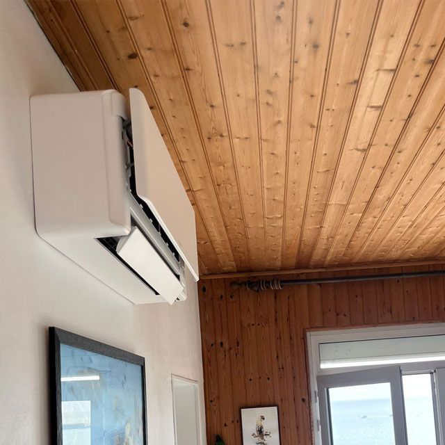 Installation d'une climatisation murale dans un salon avec vue sur mer chez un particulier à Jard sur Mer