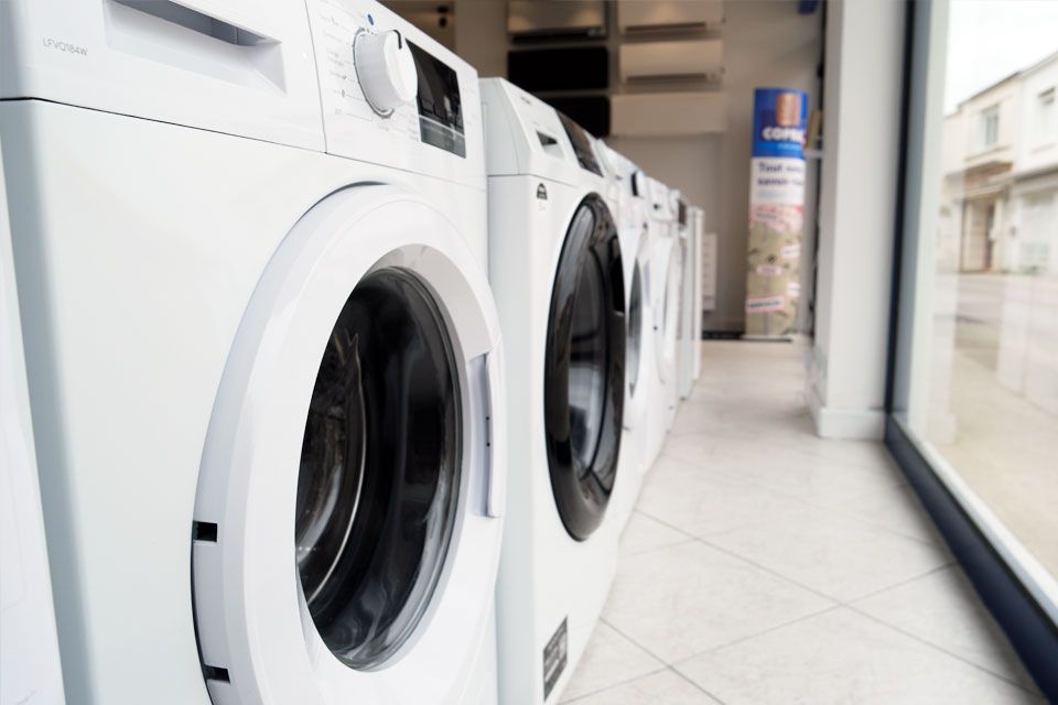Machine à laver, lave-linge hublot, et sèche-linge, au magasin d'électroménager Fièvre Frères à Jard sur Mer