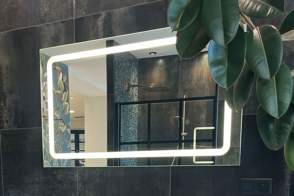 Miroir de salle de bain avec éclairage intégré et anti-buée