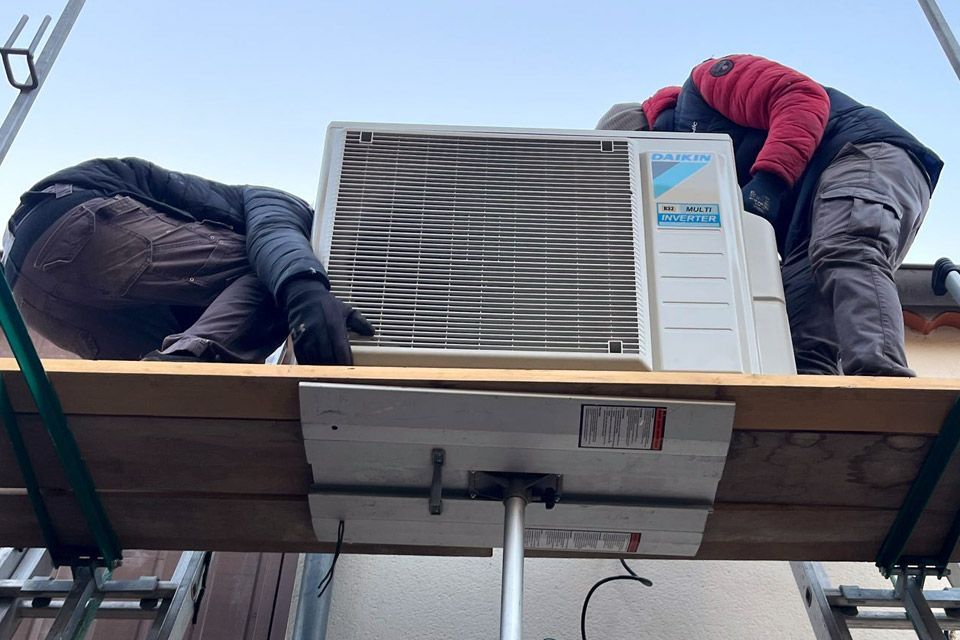 Installation en hauteur d'une pompe à chaleur