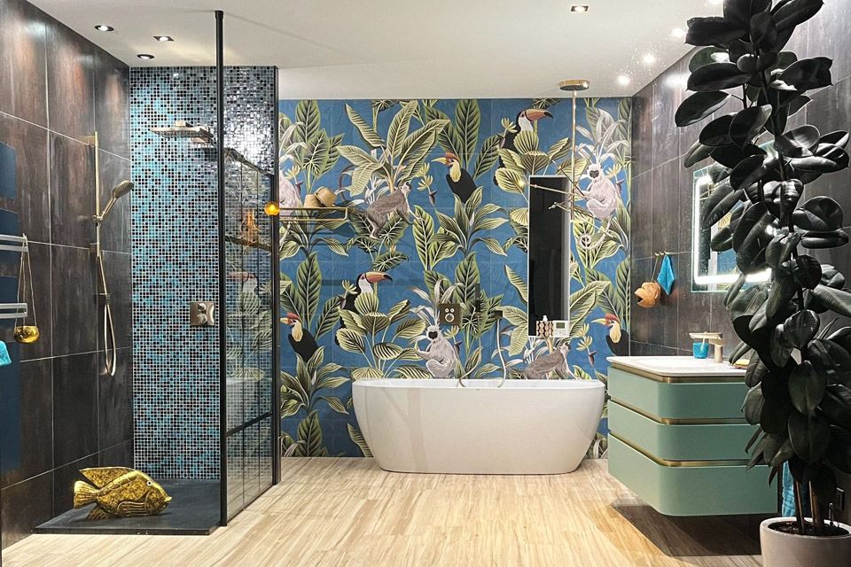 Salle de bain contemporaine, avec baignoire îlot, espace douche, robinetterie, meuble vasque design, miroir lumineux, faïence motif toucan et jungle