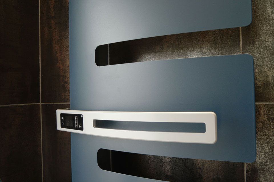 Sèche serviette au design bleu gris par Fièvre Frères plombier électricien chauffagiste à Jard sur Mer