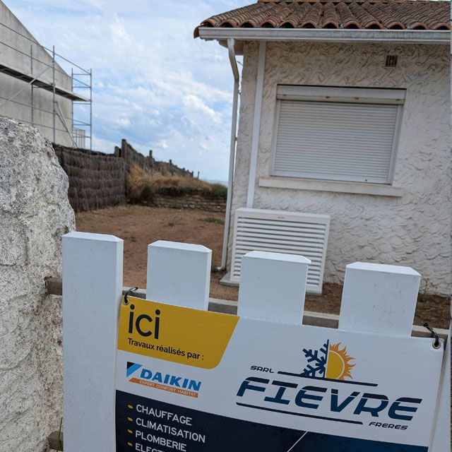 Travaux de rénovation énergétique et installation d'une climatisation dans une maison du littoral vendéen avec vue sur mer à Jard sur Mer par les professionnels de l'entreprise Fièvre Frères