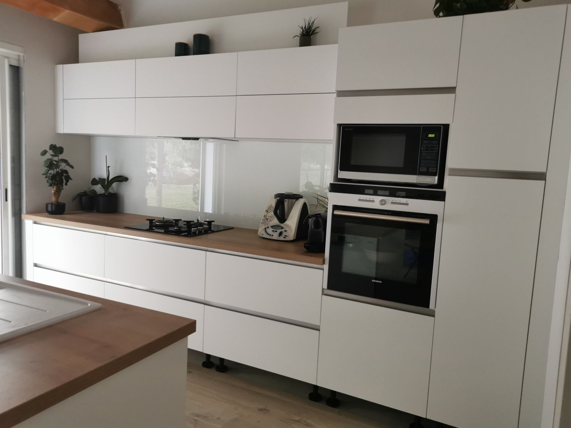 Cuisine blanche et bois avec four et ilot central