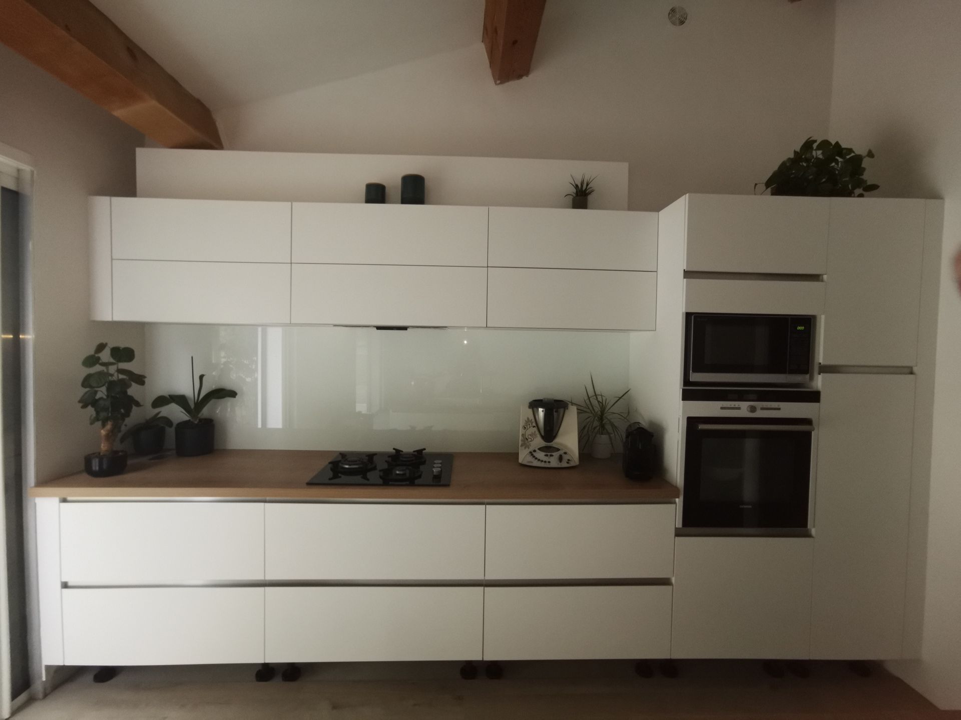 Cuisine blanche et bois avec four