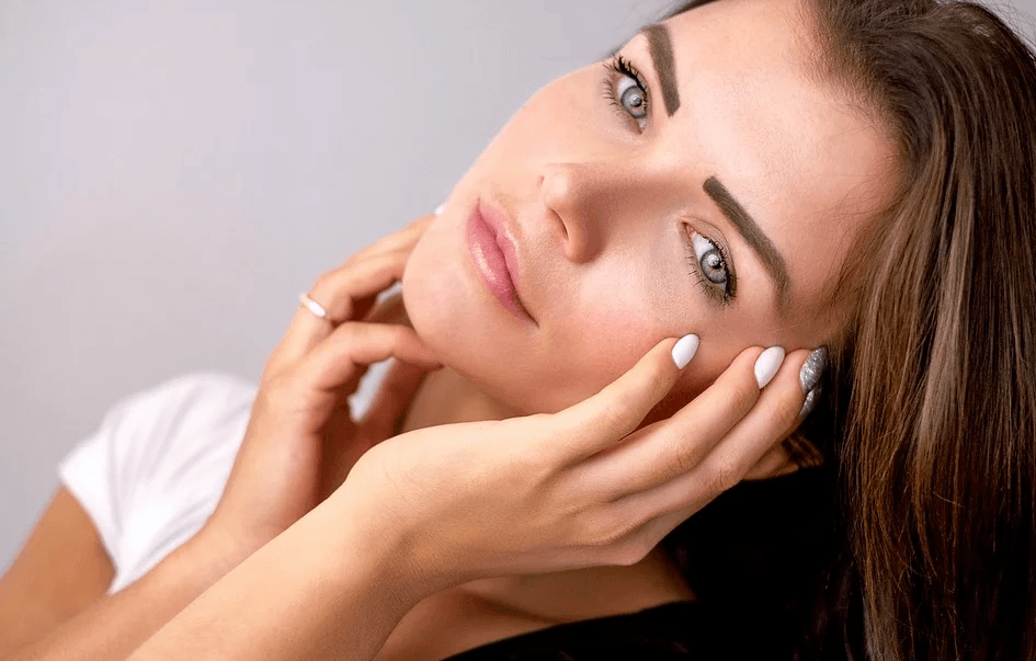 Photo d'une femme souriante