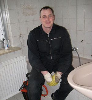 Mitarbeiter von Andreas Keip – Der Abflußspezialist kümmert sich um Küchenabfluss. 