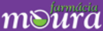 O logotipo da "farm&aacute;cia moura" apresenta o texto em branco e verde sobre um fundo roxo com um &iacute;cone de pil&atilde;o e almofariz.