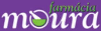 O logotipo da "farm&aacute;cia moura" apresenta o texto em branco e verde sobre um fundo roxo com um &iacute;cone de pil&atilde;o e almofariz.