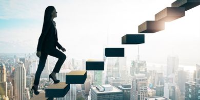 Una mujer sube unas escaleras sobre una ciudad.