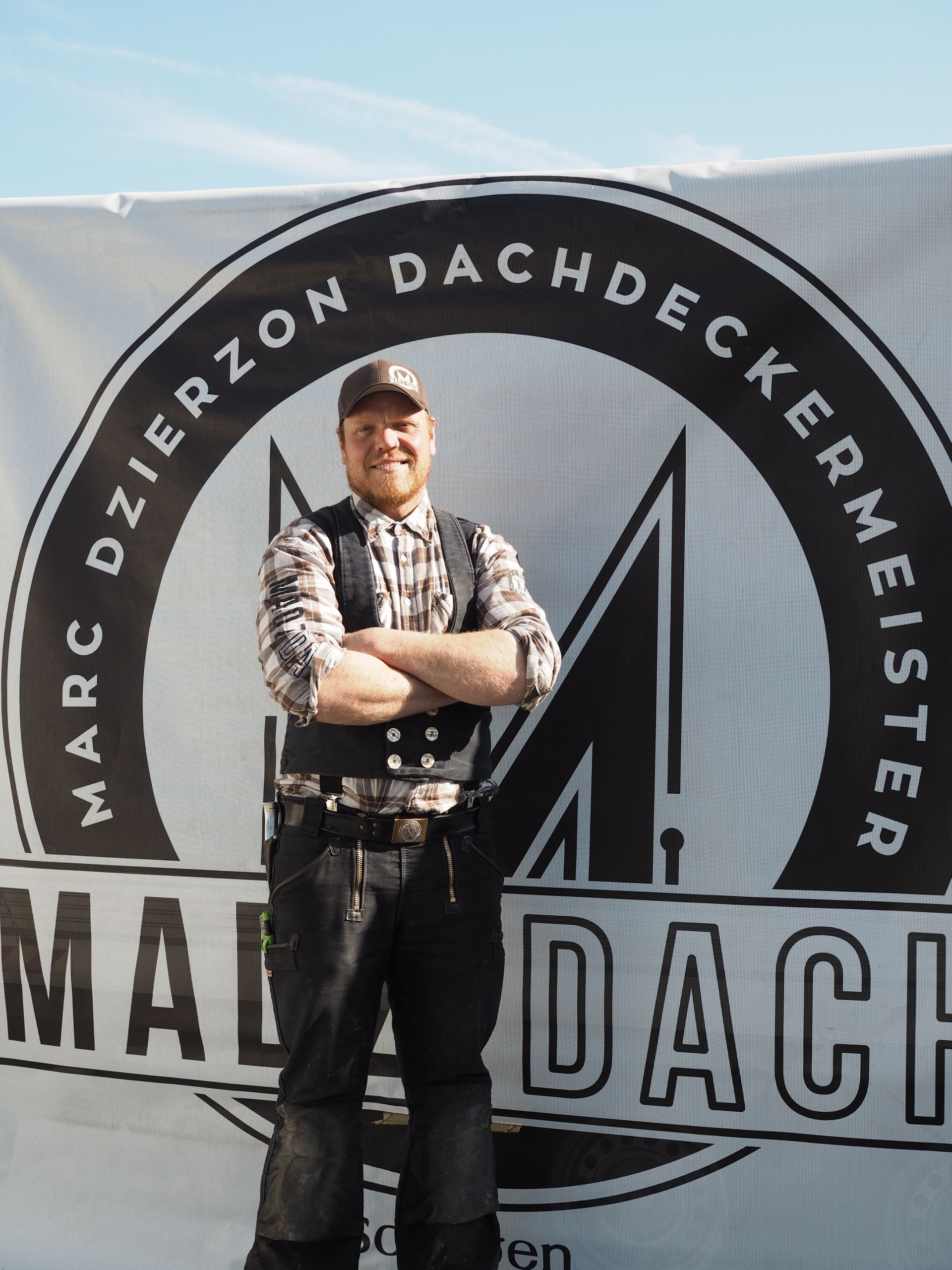 Ein Bild eines Berges mit einem weißen Kreis in der Mitte.