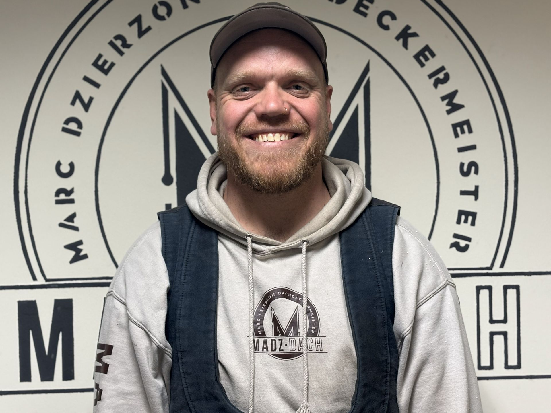 Ein Bild eines Berges mit einem weißen Kreis in der Mitte.