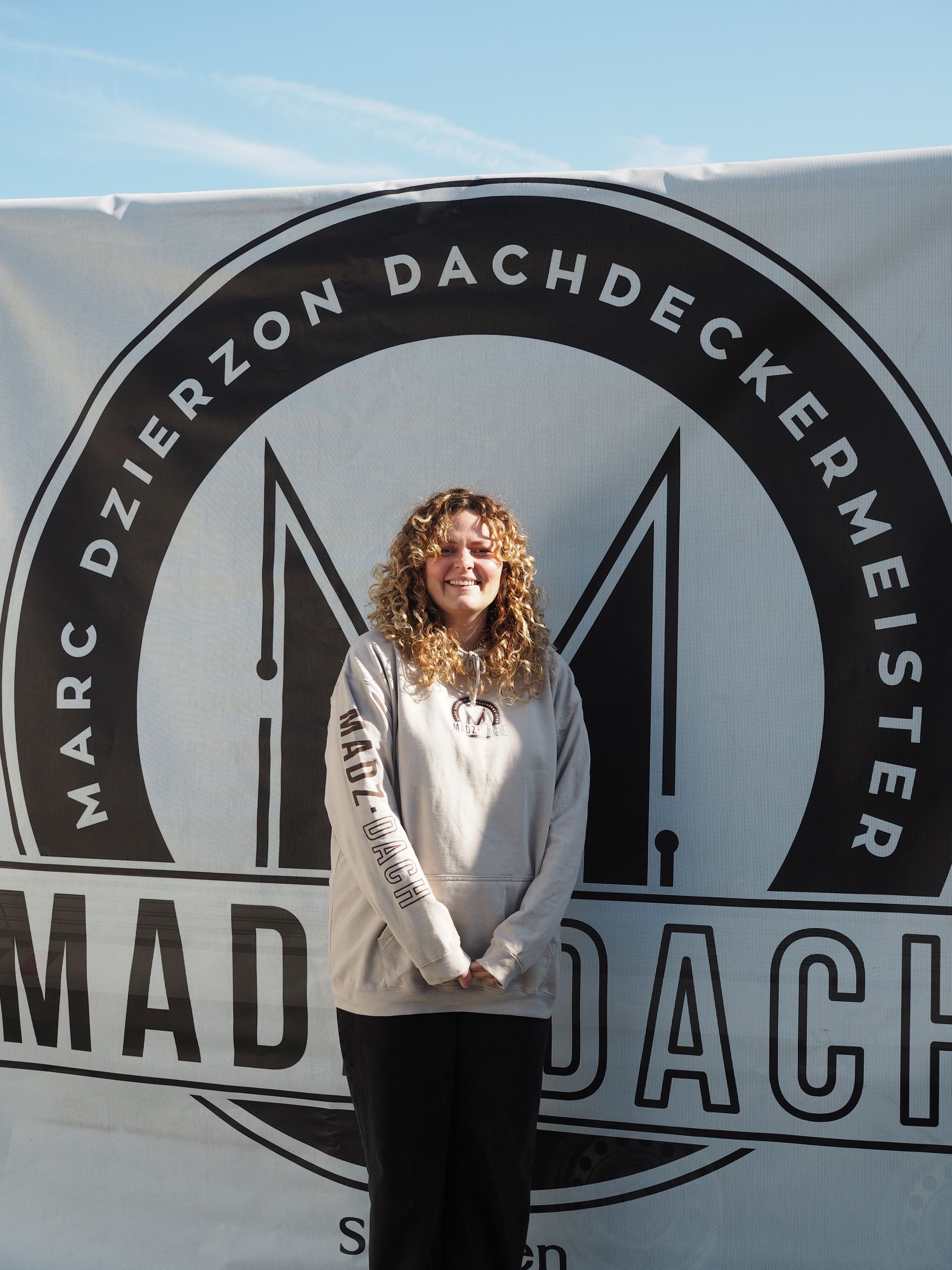 Ein Bild eines Berges mit einem weißen Kreis in der Mitte.