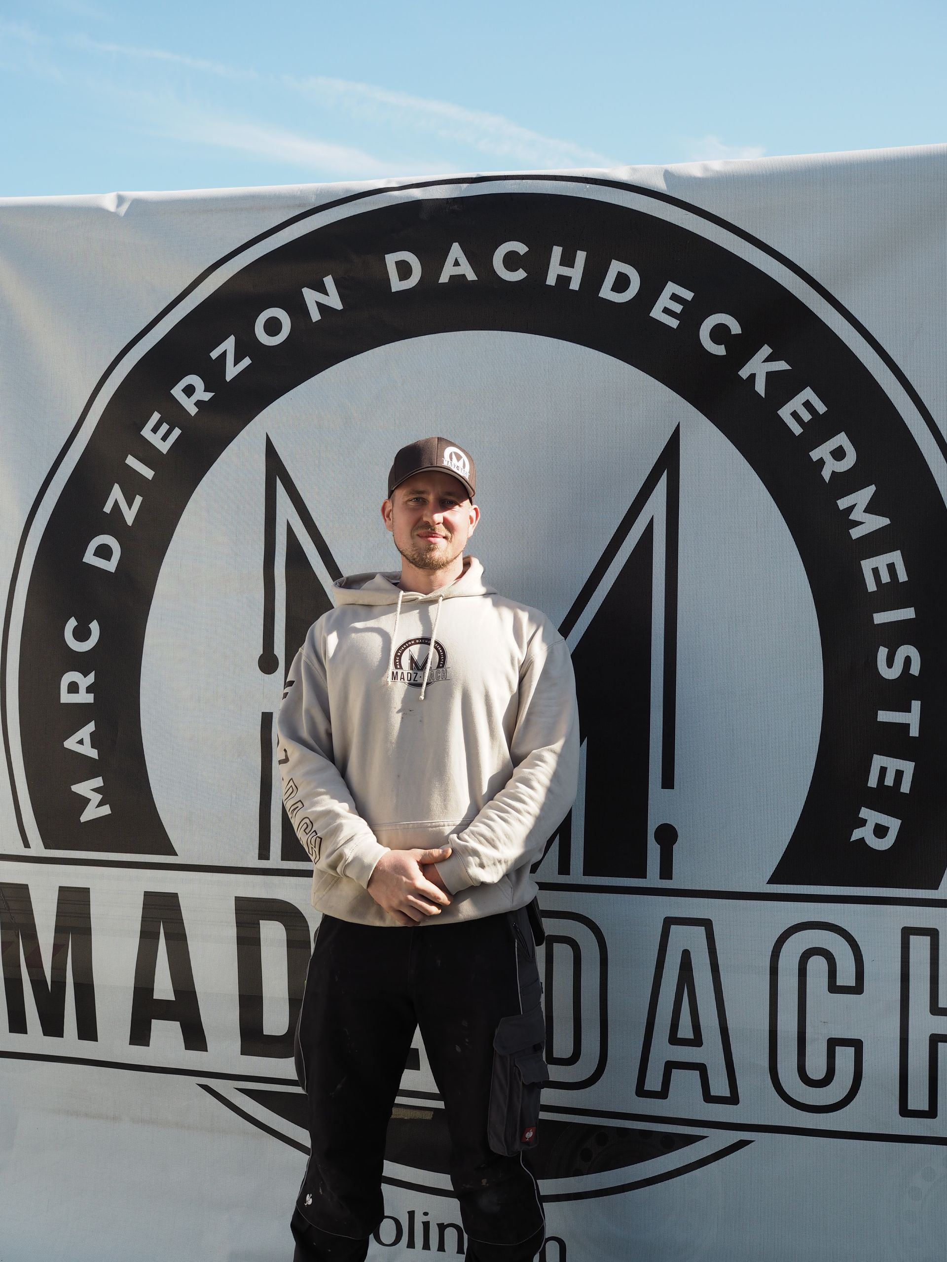 Ein Bild eines Berges mit einem weißen Kreis in der Mitte.