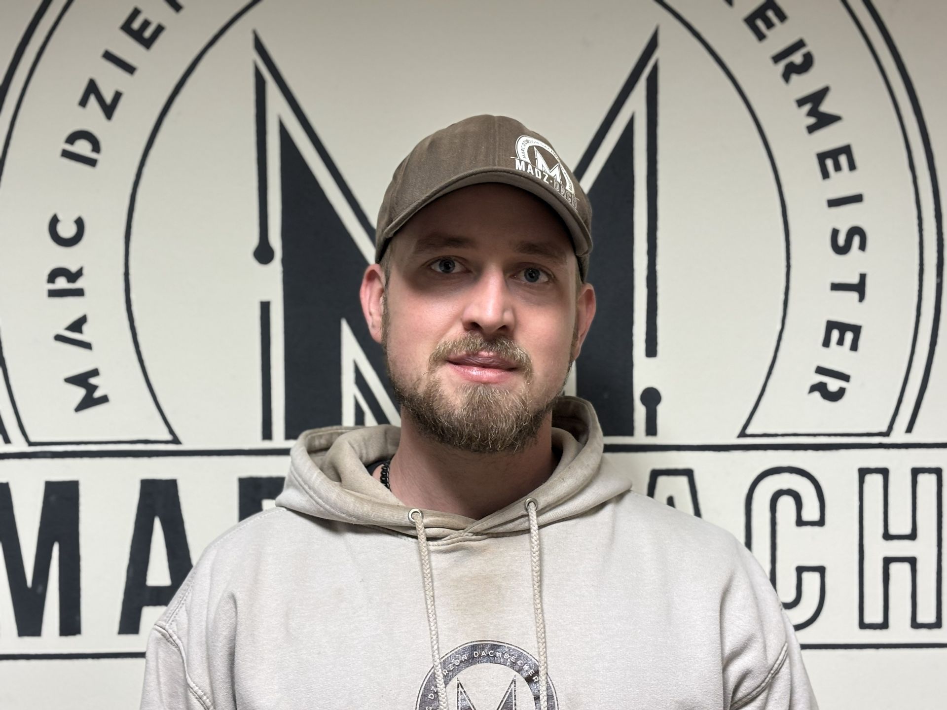 Ein Bild eines Berges mit einem weißen Kreis in der Mitte.