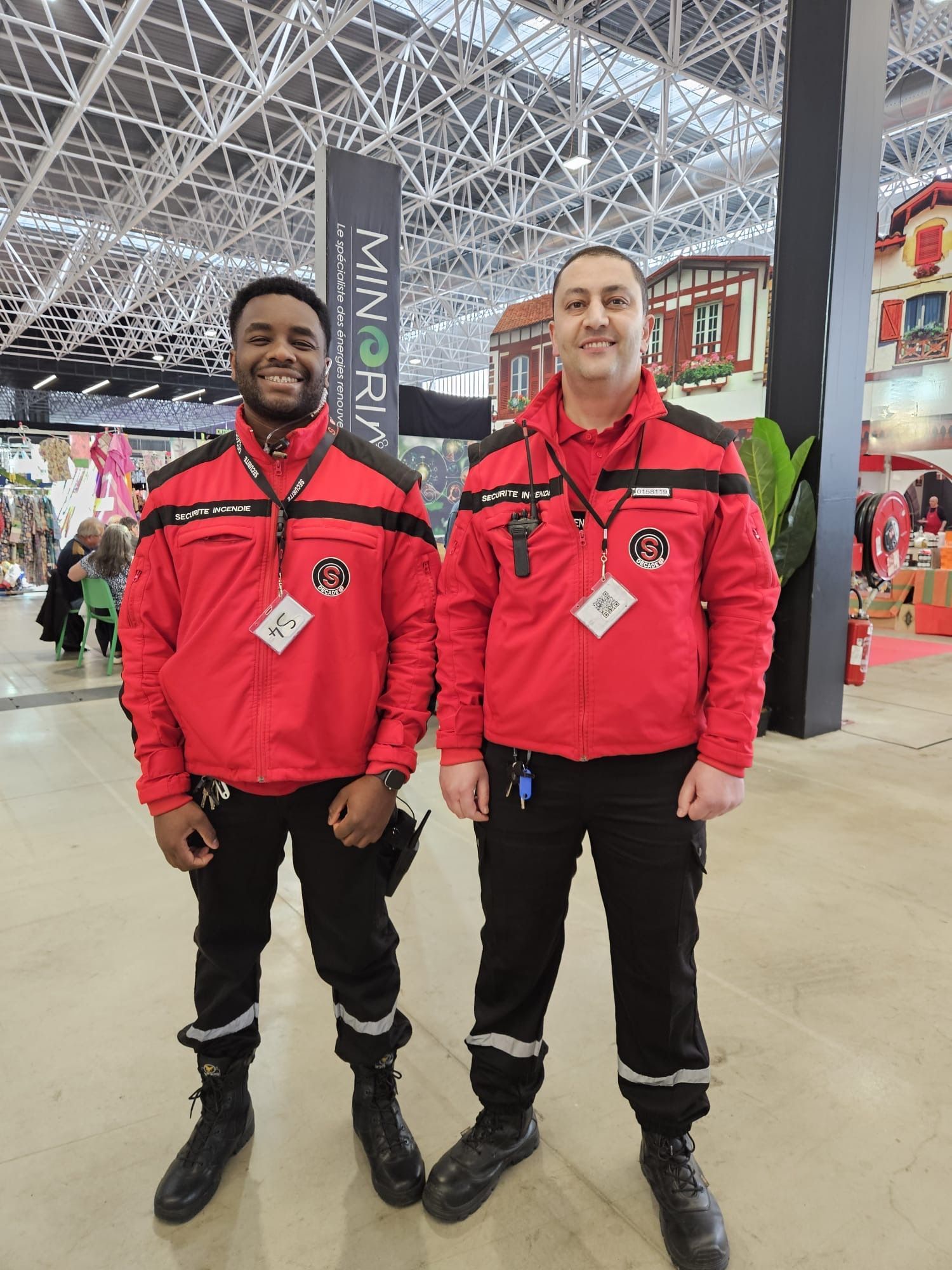 Un agent de sécurité surveille un rassemblement.