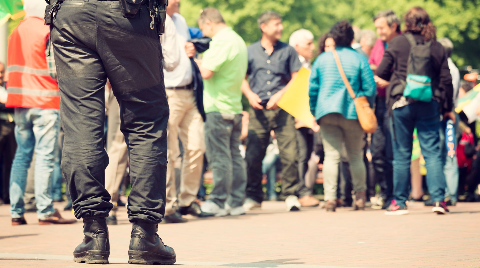 Un agent de sécurité surveille un rassemblement.