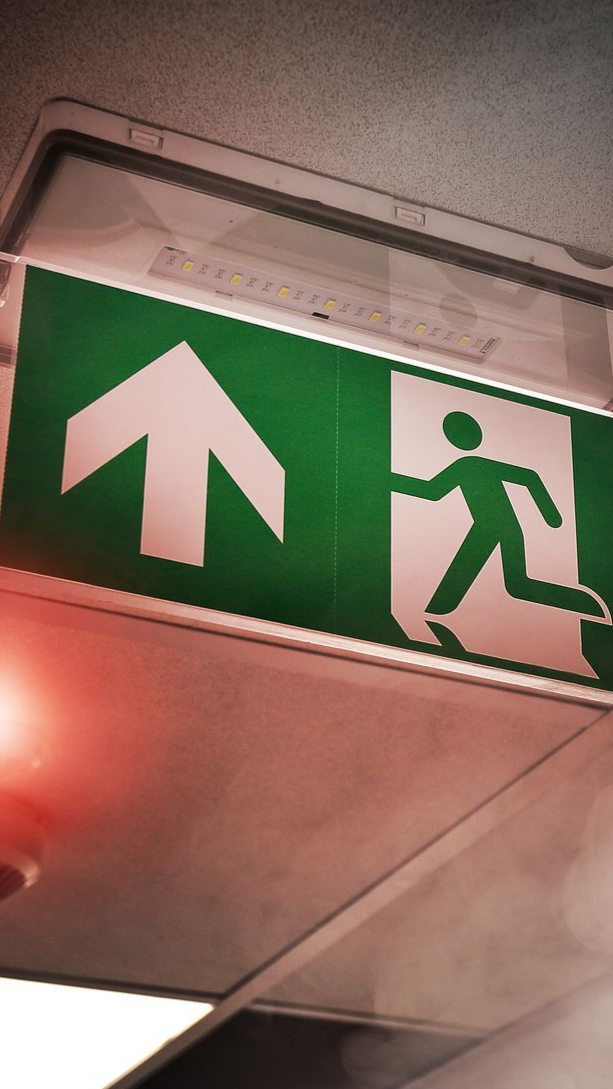 Boîtier d'alarme incendie rouge.