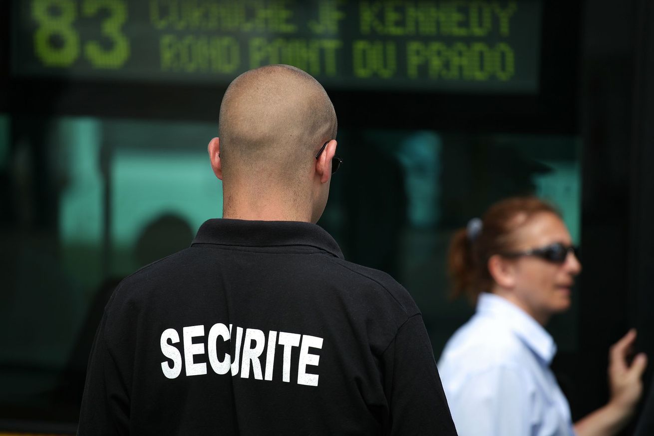 Un agent de sécurité vu de dos.