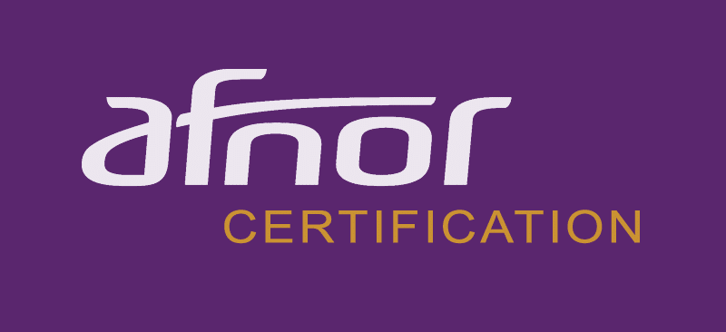 Un homme en uniforme tient un talkie-walkie, probablement dans une salle de contrôle, près d'un bureau avec du matériel.