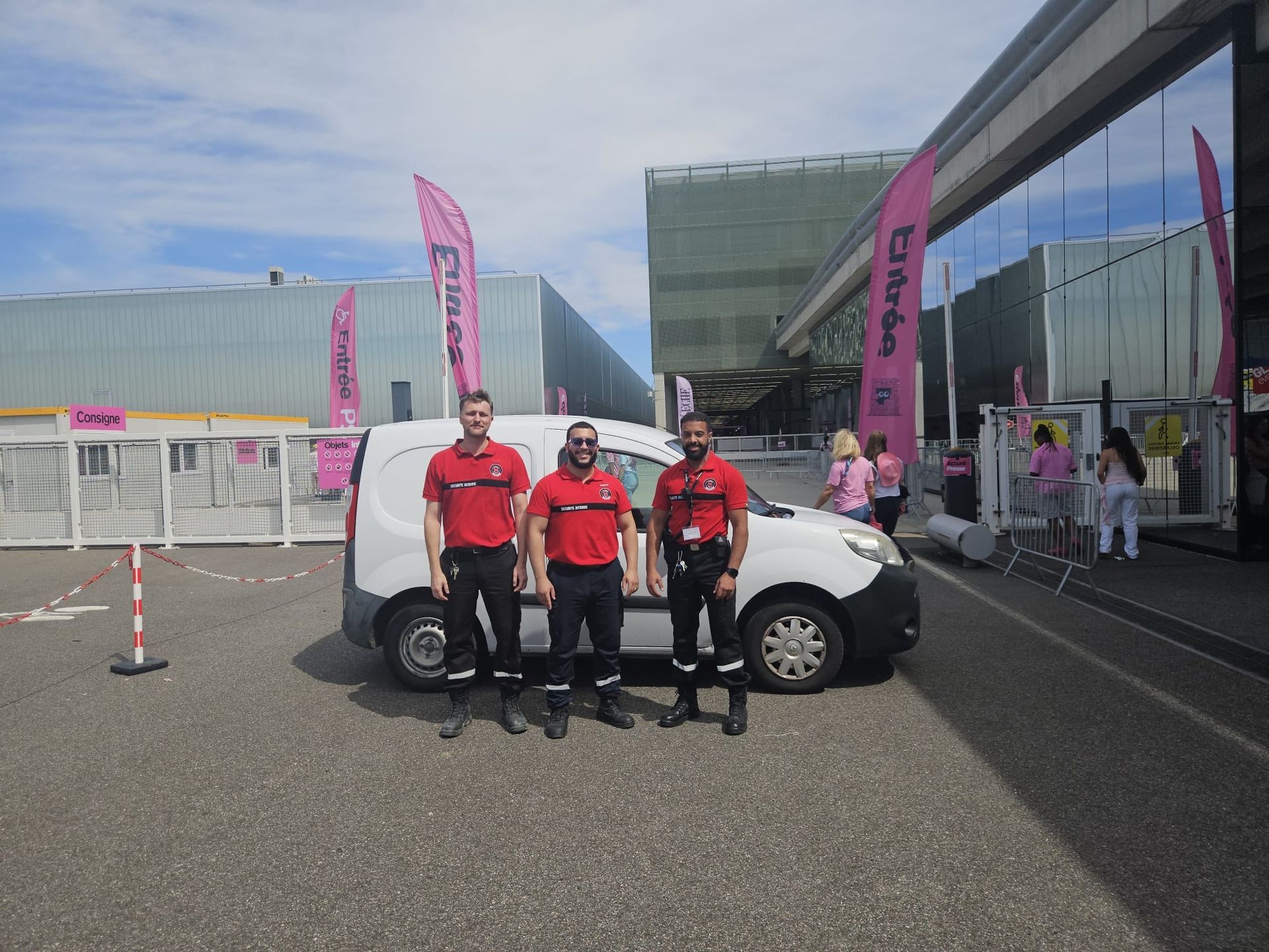 Un agent de sécurité dans une salle de contrôle surveille les écrans et parle dans un talkie-walkie.
