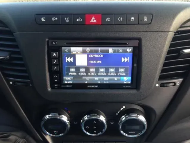 Photo d'un autoradio avec l'écran allumé.