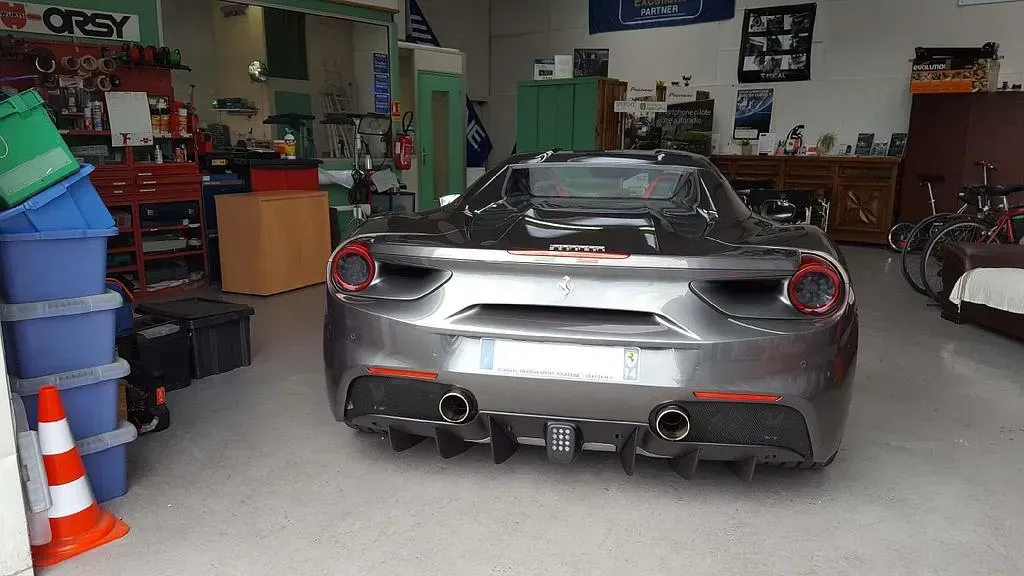 Photo de l'arrière d'une Ferrari grise.