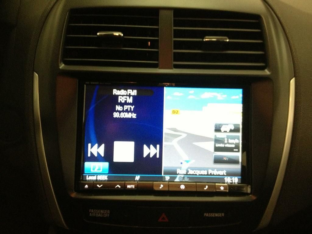 Photo d'un écran d'autoradio tactile.