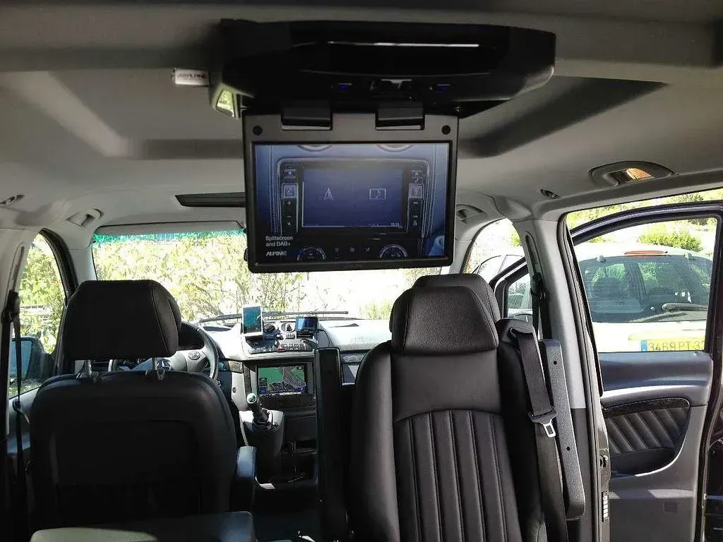 Photo d'un écran multimédia accroché au plafond d'un véhicule.