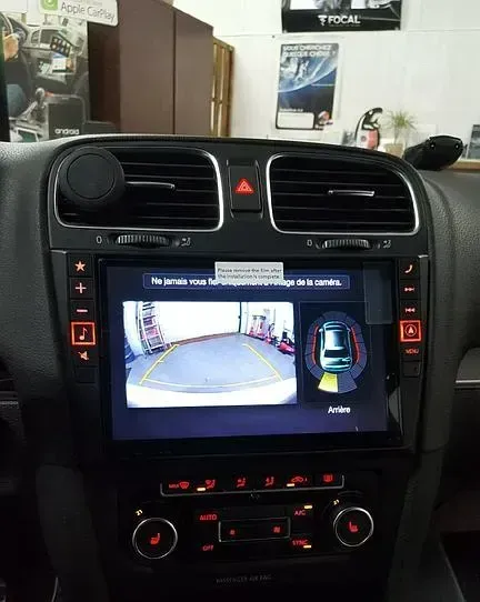 Photo d'un écran avec caméra de recul.