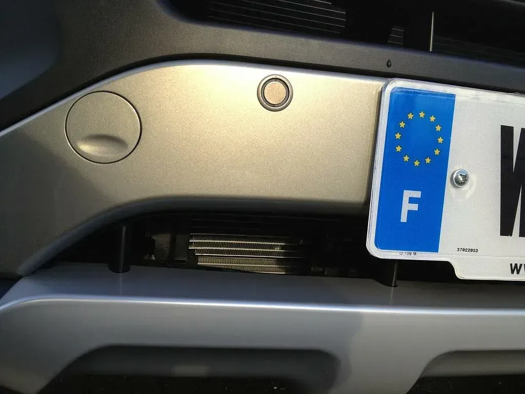 Photo de détecteurs d'obstacles sur une voiture.