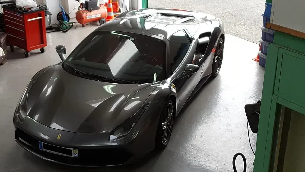 Photo d'une Ferrari grise.