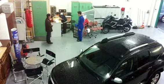 Photo de l'atelier avec un voiture noire.