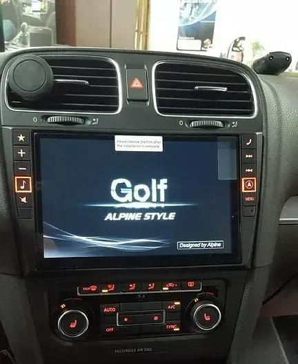 Photo d'un grand autoradio tactile.