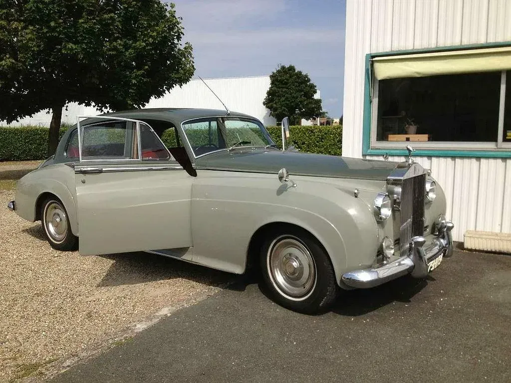 Photo d'une voiture de collection grise.