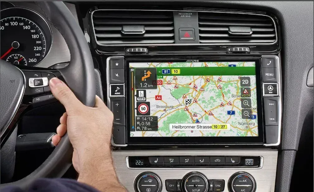 Photo d'un GPS voiture avec un grand écran.
