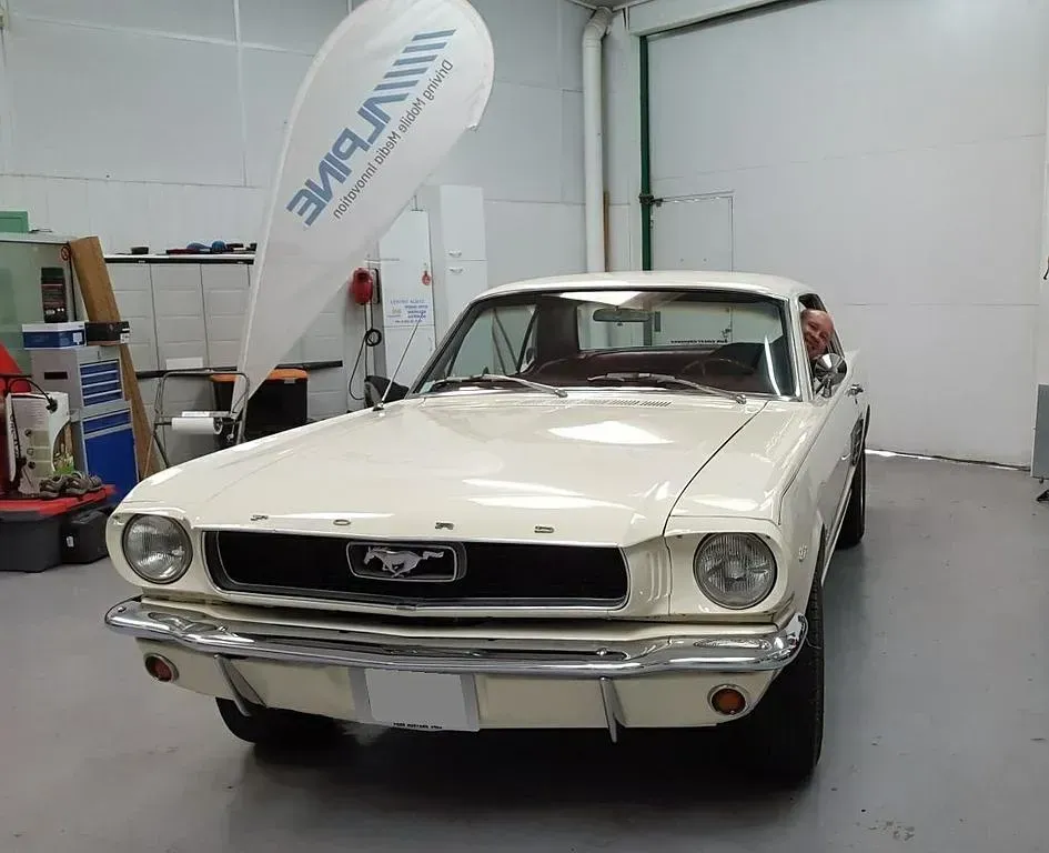 Photo d'une vieille Ford Mustang.