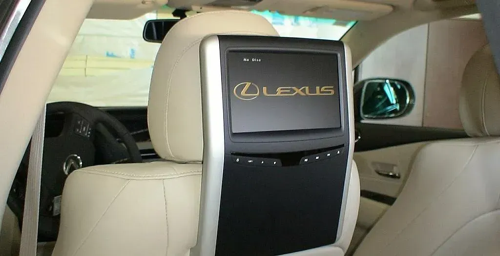 Photo d'un écran multimédia à l'arrière d'une voiture