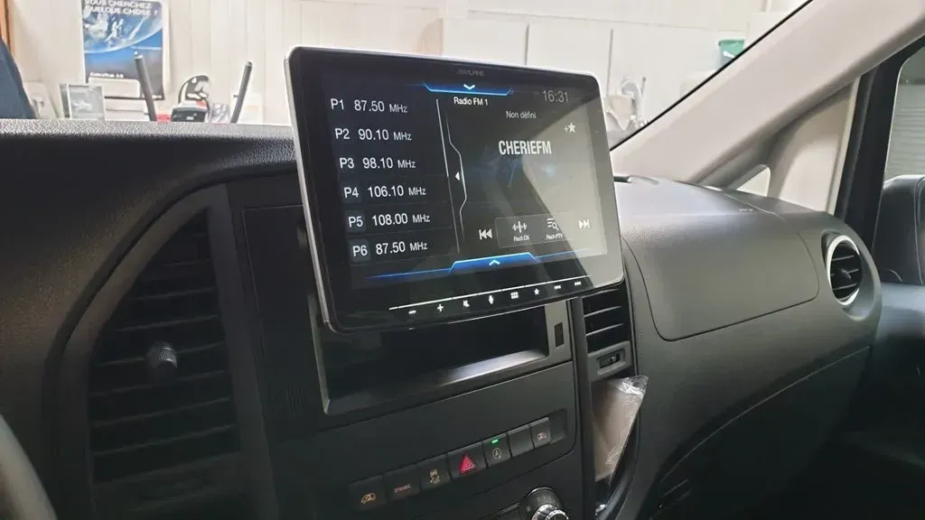 Photo d'un écran d'autoradio.