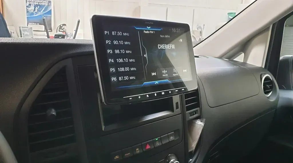 Photo d'un grand écran d'autoradio pour voiture